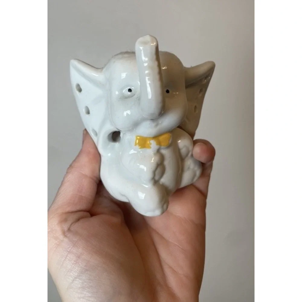 VINTAGE CERAMIC‎ PORCELAIN ELEPHANT RING EARRING HOLDER 1980s. Cute!